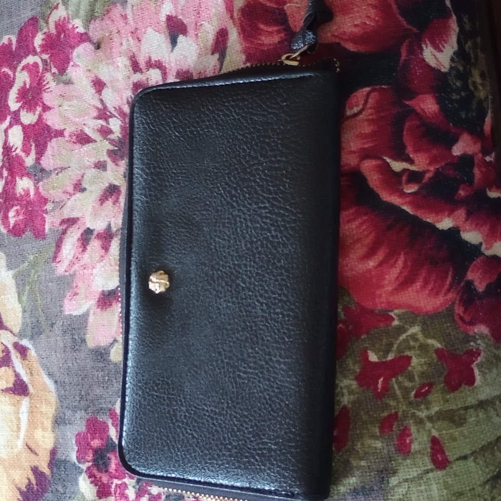 Basic Black Very Sturdy Black Leather Zip Around - image 1